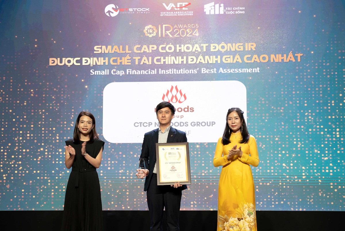 Giám đốc Marketing - Truyền thông Nafoods, ông Nguyễn Mạnh Cường, nhận giải "Small Cap có hoạt động IR được định chế Kl991.com nạp rút nhanh đánh giá cao nhất 2024".