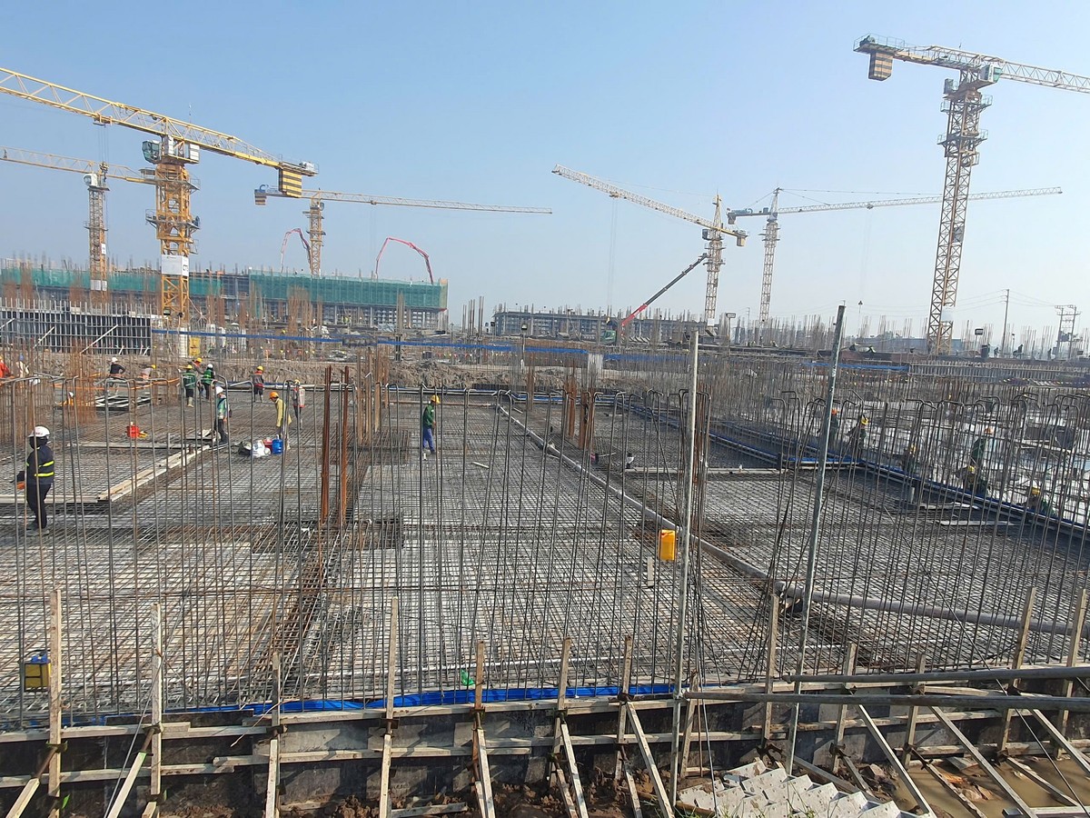Gần 2.000 công nhân hối hả làm việc trên công trường để đưa dự án về đích.