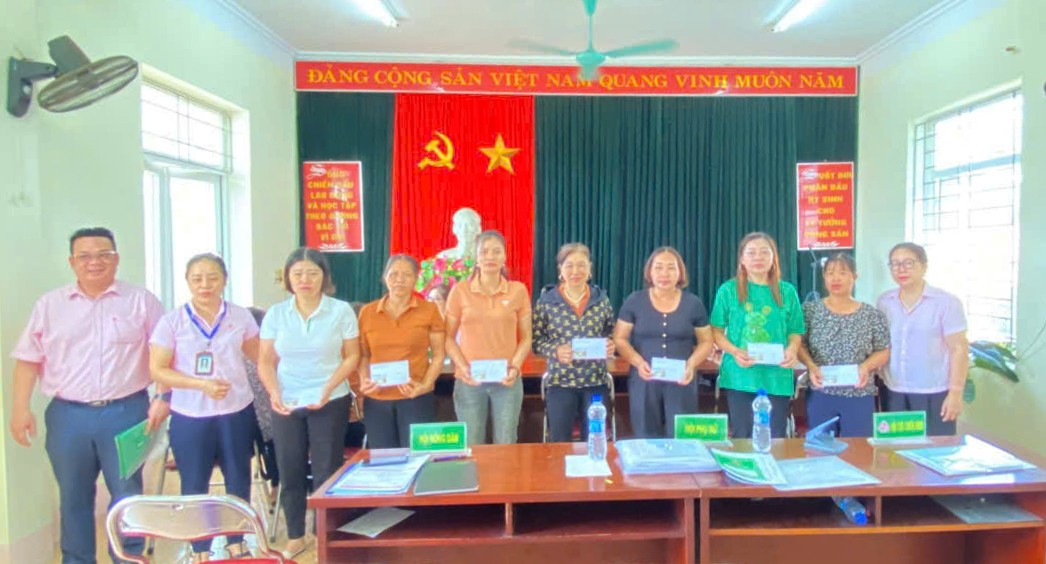Với tình cảm cá nhân, các cán bộ tín dụng Chi nhánh Link Vào Nhà Cái KL99 COM Tặng +199k Chính sách Trang Chủ KL99Com Số 1 Link Đăng Ký KL999 tỉnh Yên Bái đã động viên, chia sẻ với các tổ trưởng tổ tiết kiệm và vay vốn bị thiệt hại do bão lũ tại phiên giao dịch bù vừa qua.