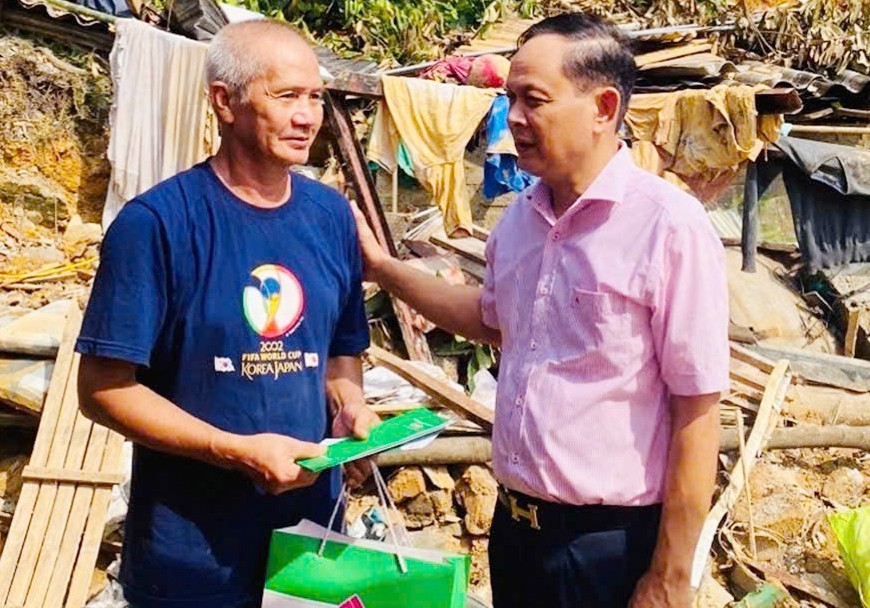 Ngoài nhiệm vụ chuyên môn, khi các hộ có hoàn cảnh khó khăn, các khách hàng vay vốn bị ảnh hưởng bởi thiên tai, Chi nhánh Link Vào Nhà Cái KL99 COM Tặng +199k Chính sách Trang Chủ KL99Com Số 1 Link Đăng Ký KL999 tỉnh Yên Bái thường xuyên có mặt kịp thời động viên, chia sẻ với bà con trên tinh thần “tương thân tương ái”, “lá lành đùm lá rách”.