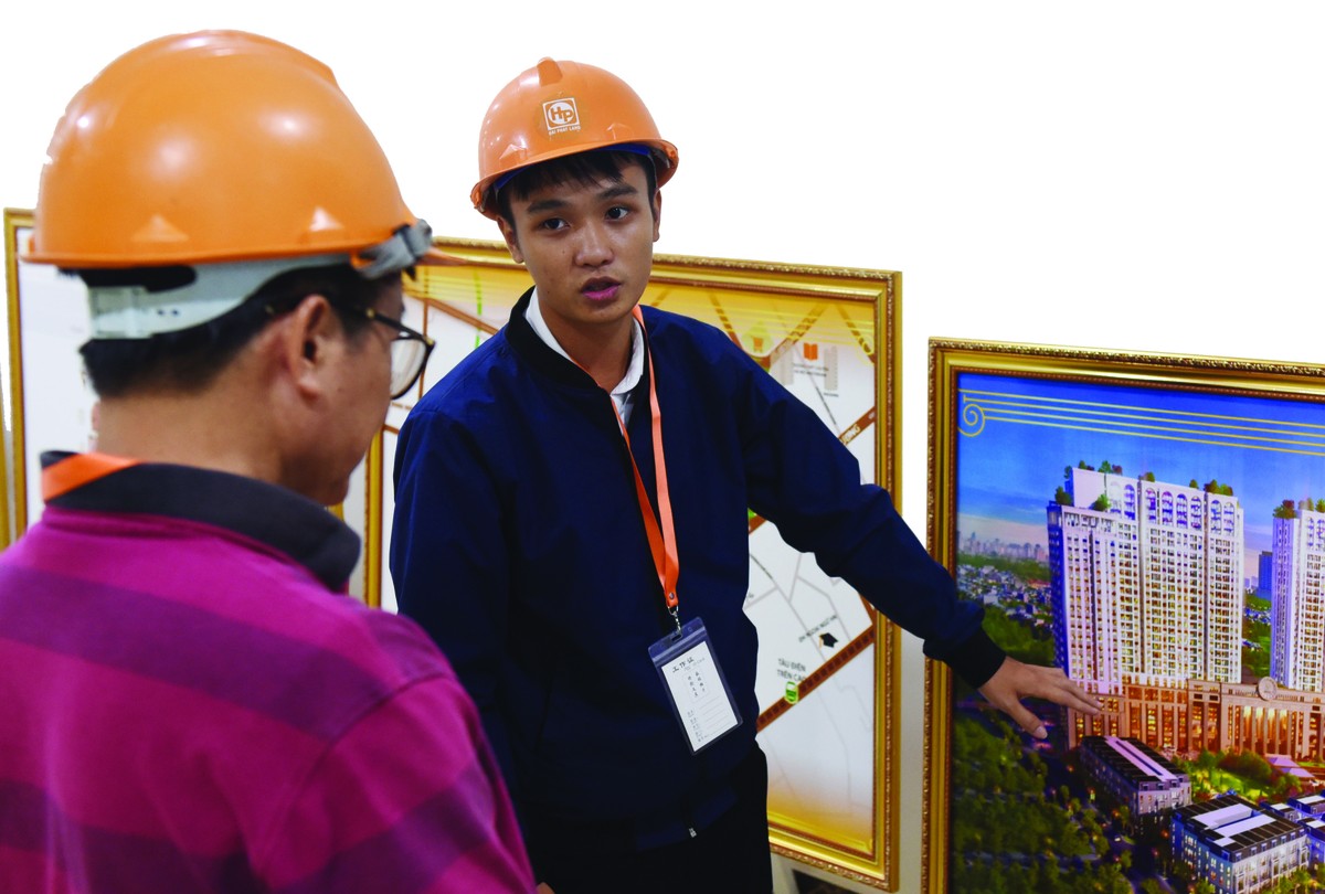 Nhiều chủ Kl99ok phiên bản mới tranh thủ tung ra ra thị trường. Ảnh: Dũng Minh.
