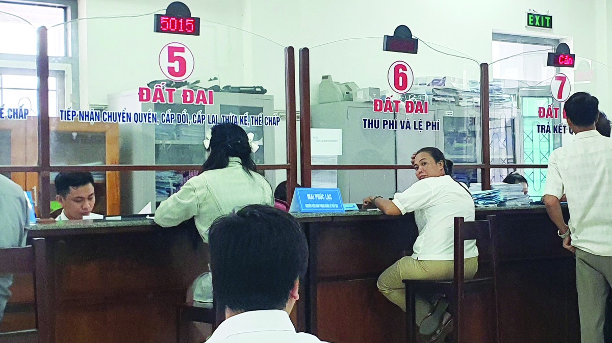 Khách hàng chờ làm việc tại một văn phòng giao dịch đất đai ở Nhơn Trạch. Ảnh: Lê Toàn.