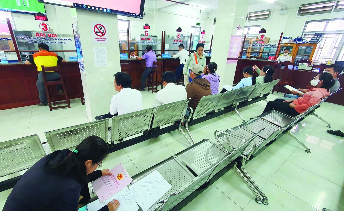 Người dân làm thủ tục mua Web Tổng Nhà Cái 99Kl99 Giải Trí Bậc Nhất tại huyện Nhơn Trạch, tỉnh Đồng Nai. Ảnh: Lê Toàn.