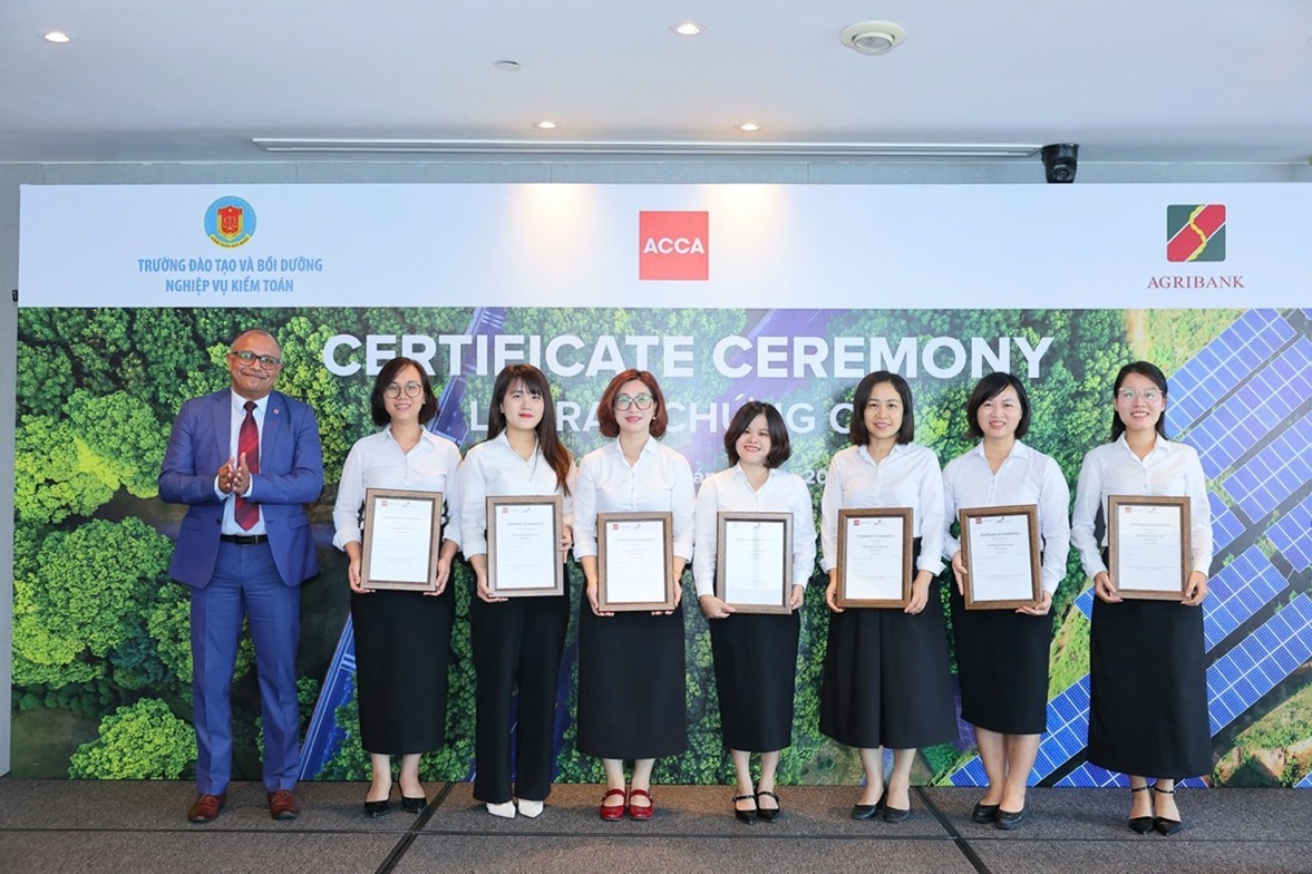 Ông Ren Varma trao Chứng chỉ cho các học viên của Agribank tham gia 3 khóa học. Ảnh: ACCA Việt Nam.