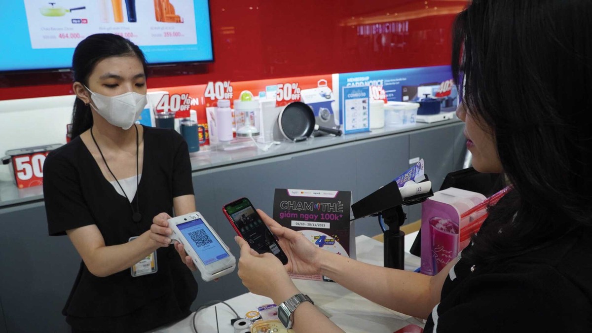 Khách hàng quét mã QR để thanh toán mua sắm.