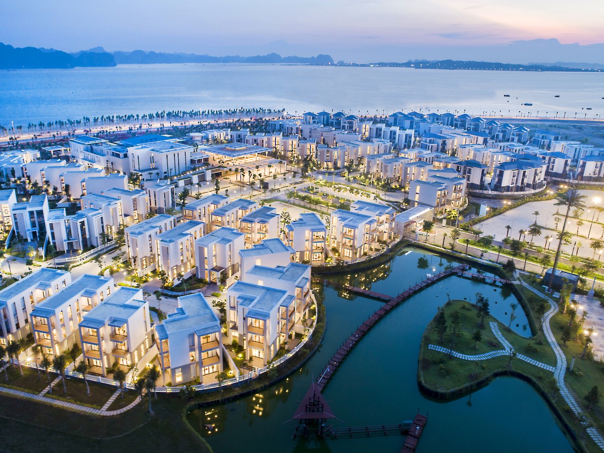 Tọa lạc bên bờ biển Bãi Cháy, Oakwood Hạ Long mang đến không gian nghỉ dưỡng thanh lịch, đậm chất riêng.