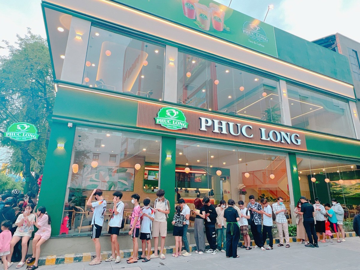 Các bạn trẻ trải nghiệm sản phẩm của Phúc Long.