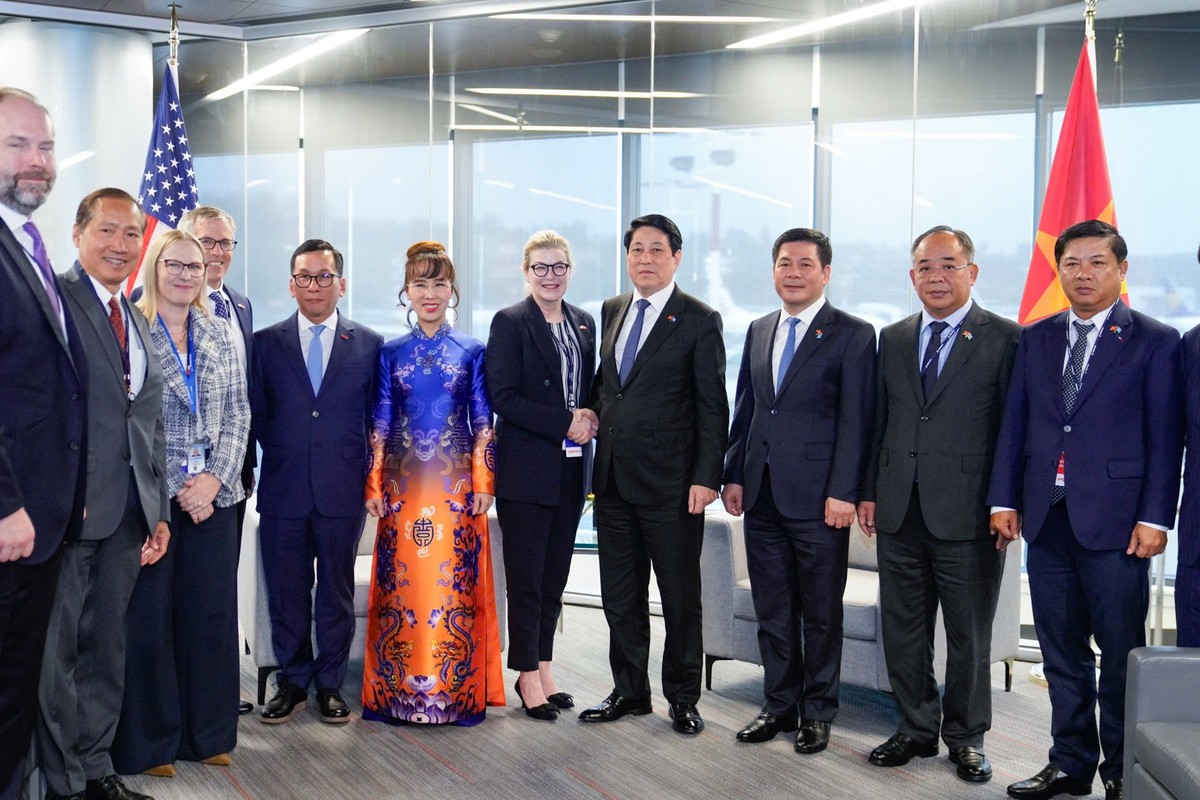 Chủ tịch nước Lương Cường cùng đoàn lãnh đạo cấp cao Việt Nam, Vietjet và Boeing.