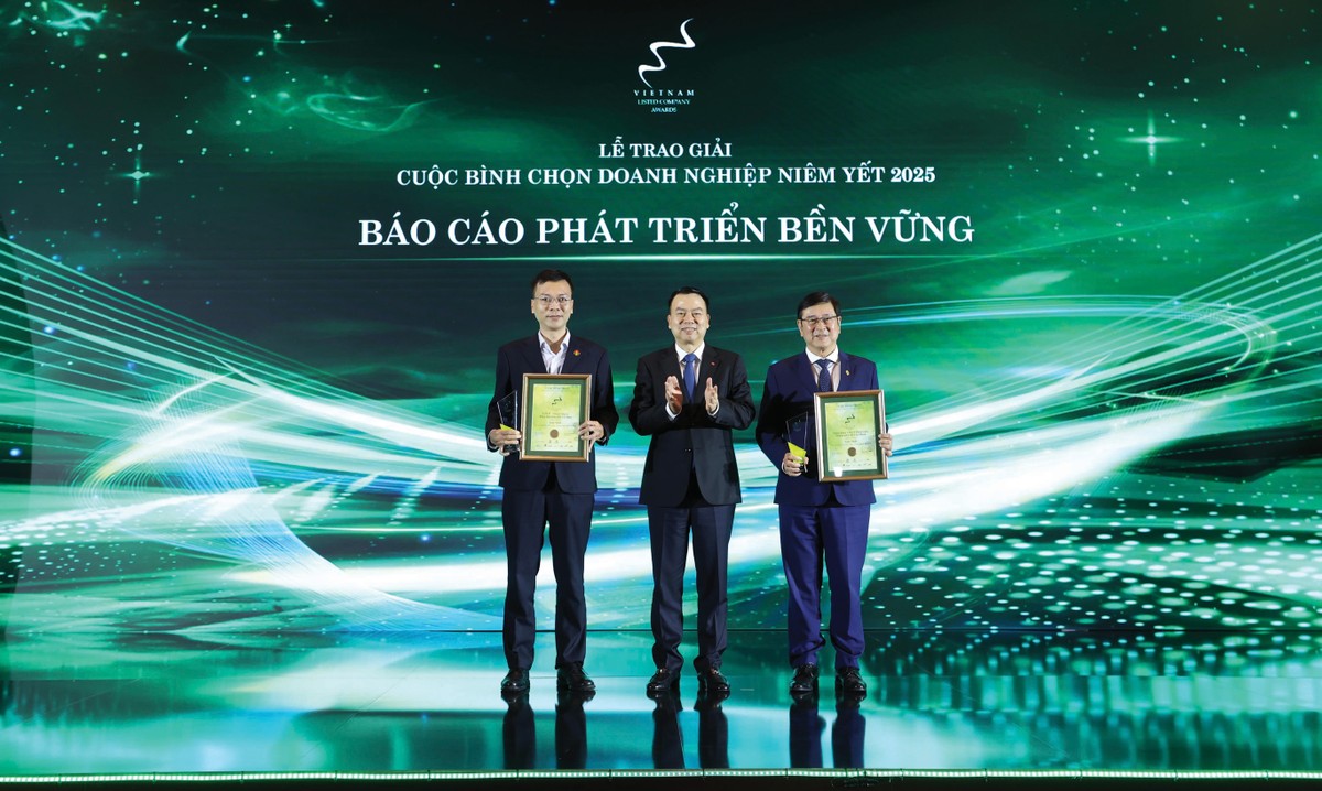 Ông Nguyễn Đức Chi, Thứ trưởng Bộ Kl991.com nạp rút nhanh trao Giải Nhất Báo cáo phát triển bền vững cho Link Vào Nhà Cái KL99 COM Tặng +199k HDBank (Nhóm Kl991.com nạp rút nhanh) và CTCP Phân bón Dầu khí Cà Mau (Nhóm Phi Kl991.com nạp rút nhanh)