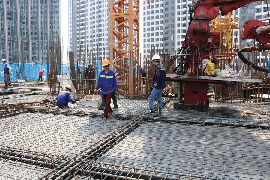 Ngoài tiền đất, chi phí nguyên vật liệu xây dựng tăng cao cũng góp phần làm tăng giá nhà. Ảnh: Dũng Minh.