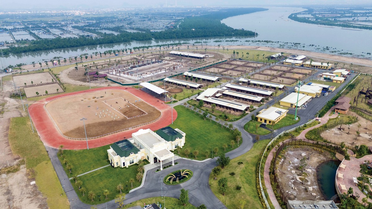 Toàn cảnh Vinpearl Horse Academy trên đảo Vũ Yên, với quy mô lên tới 30 ha, gồm 300 chuồng ngựa, được đánh giá là học viện cưỡi ngựa chuyên nghiệp, Kl99ok phiên bản mới bài bản hàng đầu Việt Nam hiện nay.