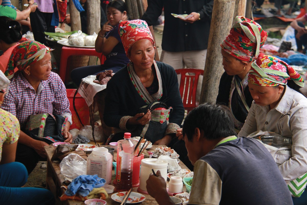 Một góc chợ phiên Y Tý.