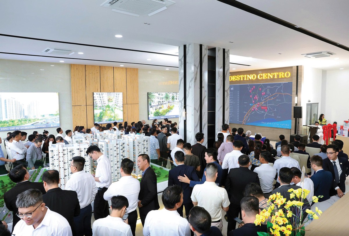 Khách đi xem dự án Destino Centro. Ảnh: Việt Dũng.