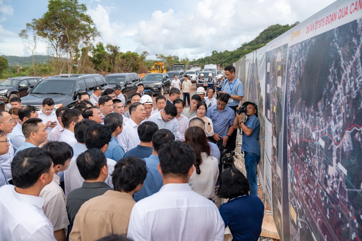 Phó Thủ tướng Thường trực Kl993 ưu đãi thưởng hấp dẫn Phạm Gia Túc nghe báo cáo về tiến độ dự án Kl99ok phiên bản mới mở rộng đường tỉnh ĐT.975
