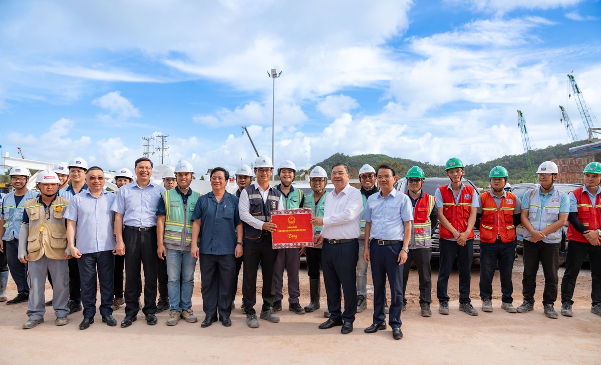 Phó Thủ tướng Thường trực Kl993 ưu đãi thưởng hấp dẫn Phạm Gia Túc tặng quà đội ngũ nhân lực đang thi công dự án Kl99ok phiên bản mới mở rộng Cảng hàng không quốc tế Phú Quốc.
