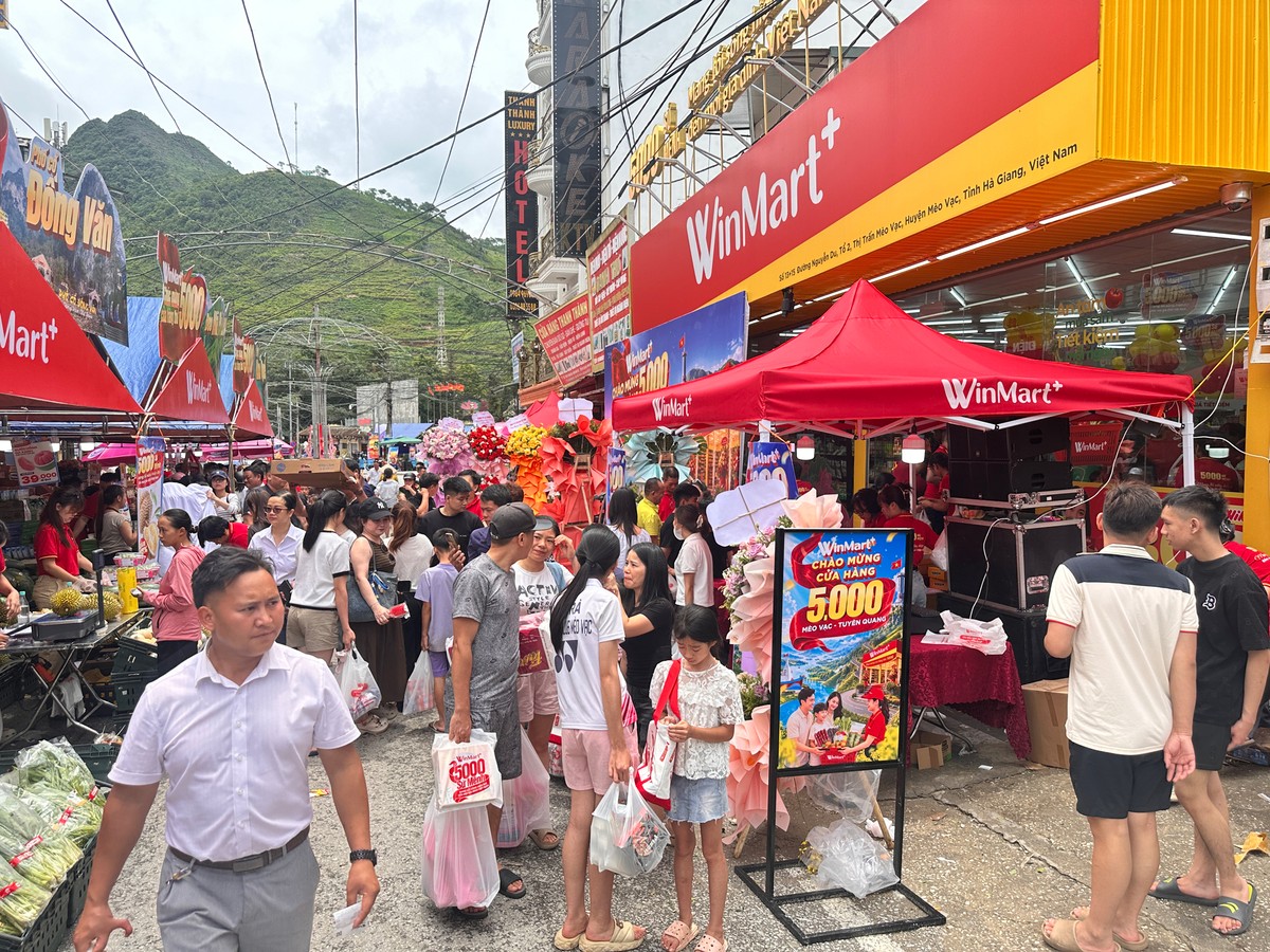 Không khí mua sắm sôi động tại cửa hàng WinMart+ thứ 5.000. Không khí mua sắm sôi động tại cửa hàng WinMart+ thứ 5.000.