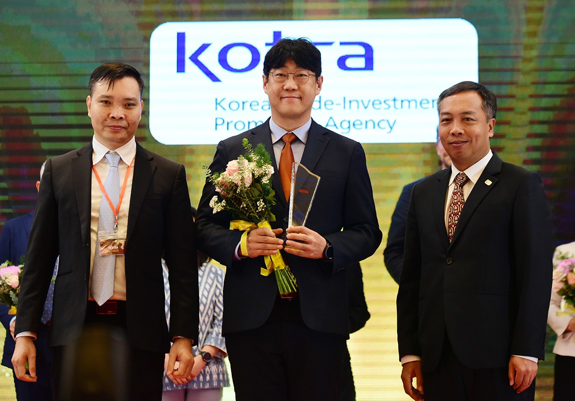 Đại diện Cơ quan Xúc tiến thương mại - Kl99ok phiên bản mới Hàn Quốc (KOTRA) nhận cúp vinh danh