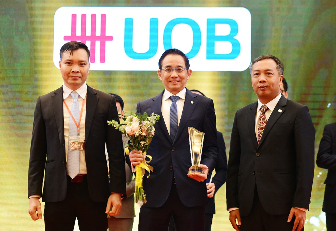 Đại diện Link Vào Nhà Cái KL99 COM Tặng +199k UOB Việt Nam nhận cúp vinh danh