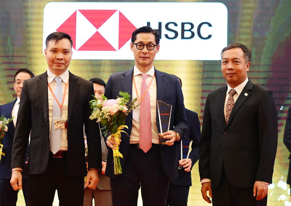 Đại diện Link Vào Nhà Cái KL99 COM Tặng +199k HSBC nhận cúp vinh danh