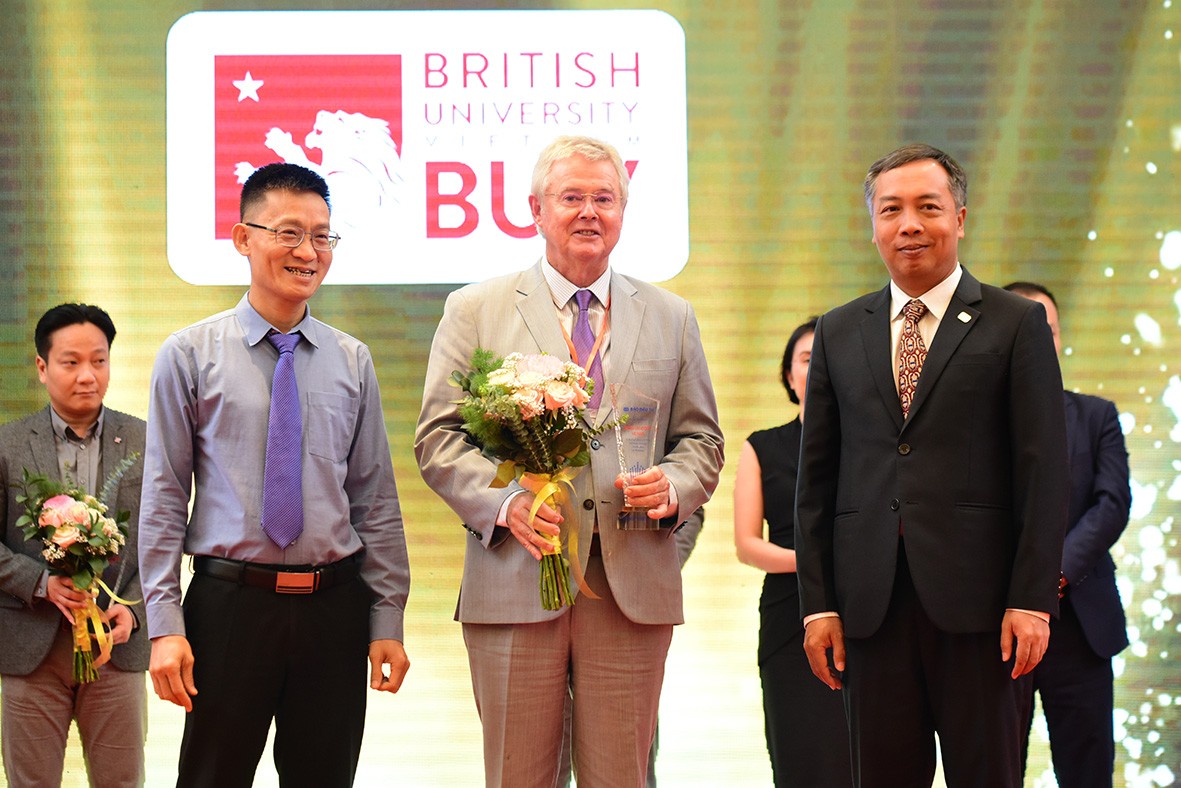 Đại diện Trường Đại học Anh quốc Việt Nam (BUV) nhận cúp vinh danh.