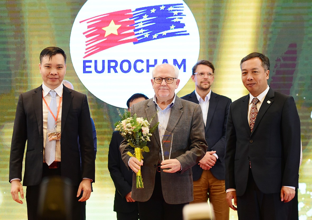 Đại diện Hiệp hội Kl991.com World Cup 2026 Chính Thức châu Âu (Eurocham) tại Việt Nam nhận cúp vinh danh