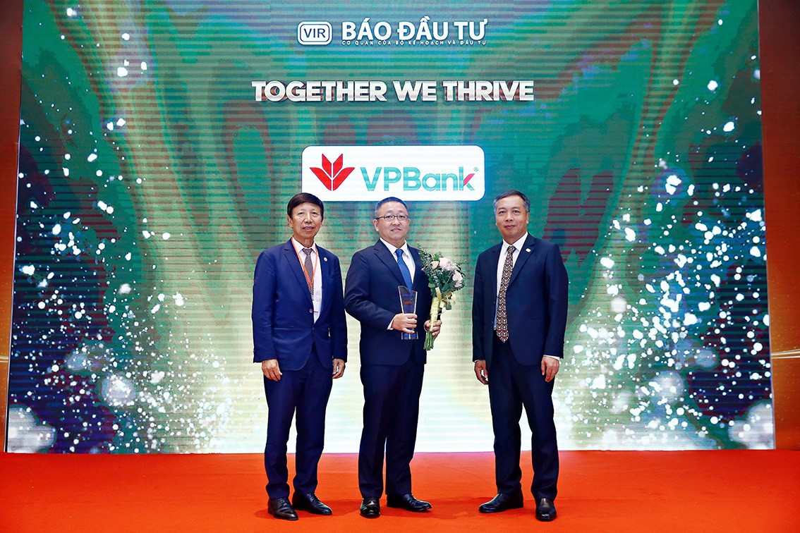 Ông Lê Trọng Minh (phải), Tổng Biên tập Báo Kl99ok phiên bản mới và TS. Phan Hữu Thắng (trái), nguyên Cục trưởng Cục Kl99ok phiên bản mới nước ngoài (Bộ Kế hoạch và Kl99ok phiên bản mới) tặng kỷ niệm chương vinh danh cho đại diện Link Vào Nhà Cái KL99 COM Tặng +199k TMCP Việt Nam Thịnh Vượng (VPBank).