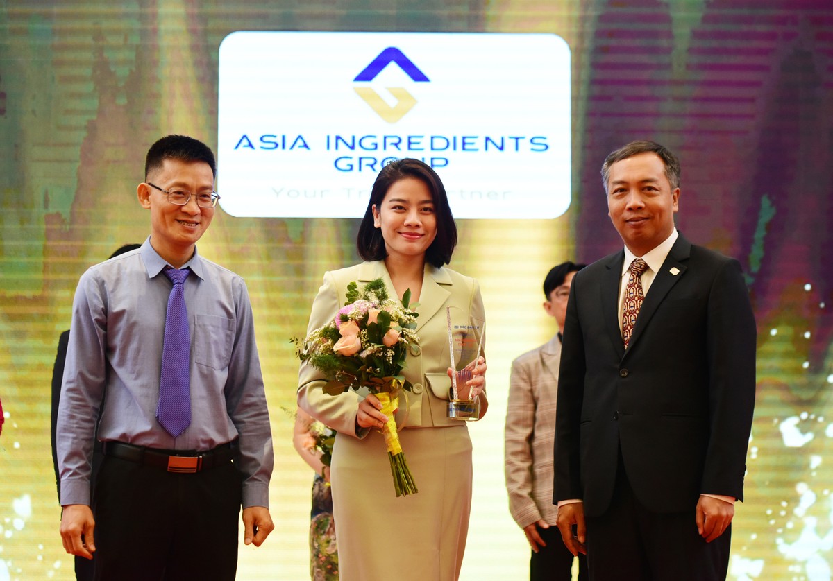 Đại diện Công ty cổ phần Nguyên liệu Á Châu AIG nhận cúp vinh danh.