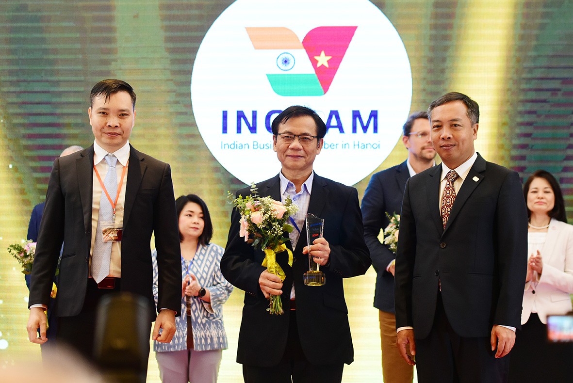 Đại diện Hiệp hội Kl991.com World Cup 2026 Chính Thức Ấn Độ tại Việt Nam (Incham) nhận cúp vinh danh