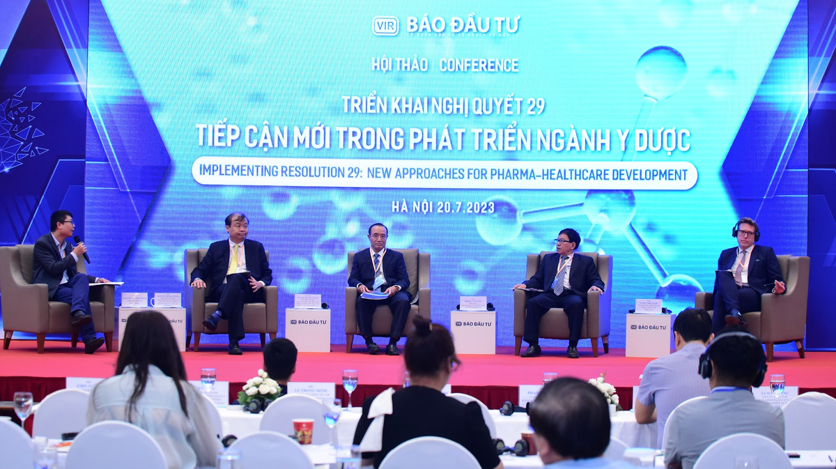 Các diễn giả tham gia thảo luận tại phiên 2, Hội thảo “Triển khai Nghị Quyết 29: Tiếp cận mới trong phát triển ngành y dược” do Báo Kl99ok phiên bản mới tổ chức ngày 20/7. Ảnh: Dũng Minh