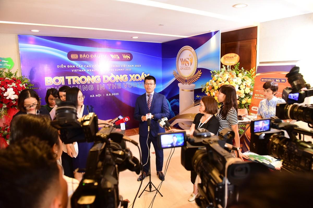 Các đơn vị truyền thông, báo chí quan tâm phỏng vấn các chuyên gia tại Diễn đàn