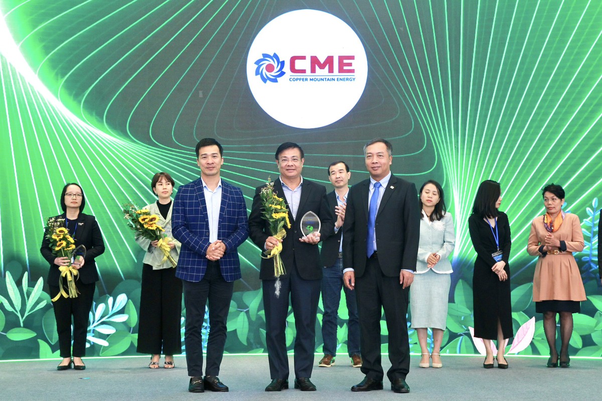 Đại diện CME Solar được vinh danh tại Hội thảo Phát triển bền vững 2023