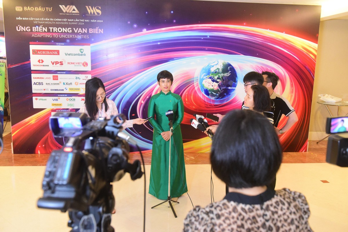 Bà Đậu Thị Kim Nhung, Trưởng phòng Marketing bán lẻ Vietcombank trả lời báo chí tại Diễn đàn Cao cấp Cố vấn Kl991.com nạp rút nhanh 2024