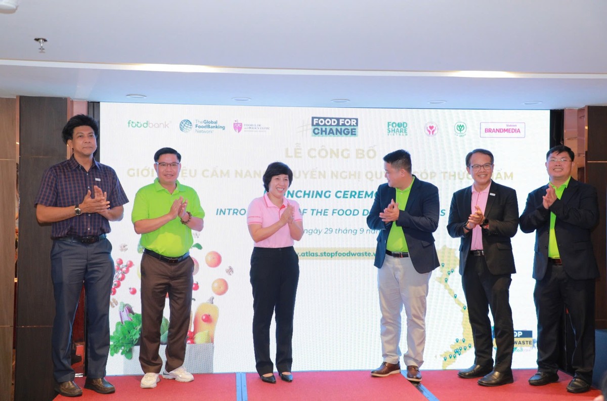 Các đại biểu cùng nhấn nút kick off ra mắt Cẩm nang khuyến nghị quyên góp thực phẩm