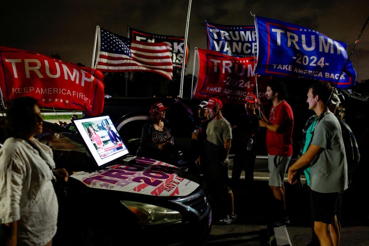 Những người ủng hộ ông Trump đang cùng chờ đợi kết quả tại Florida (Ảnh: CNN)