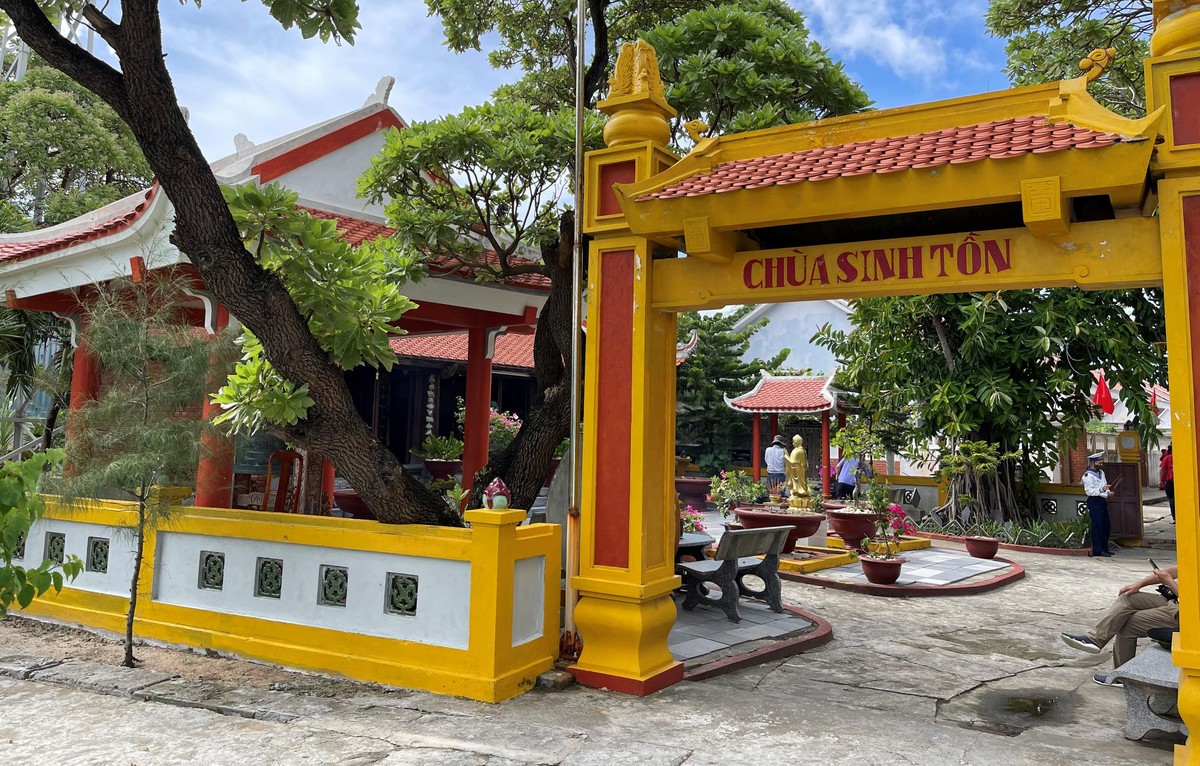 Chùa trên đảo Sinh Tồn