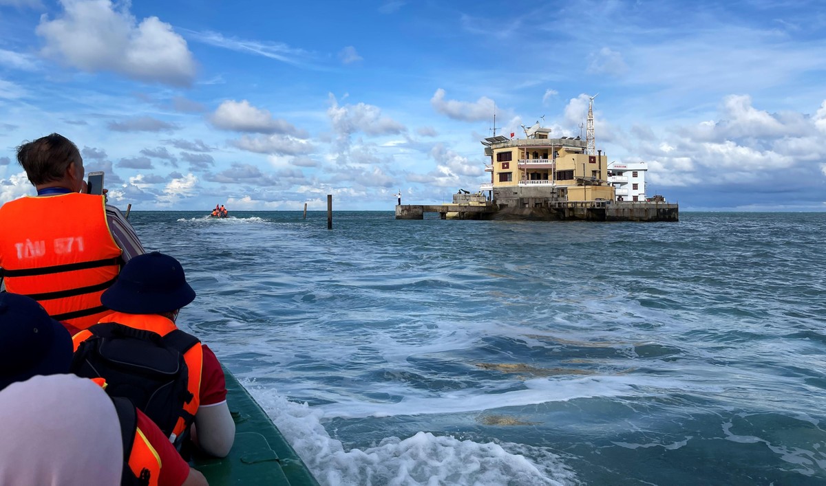 Di chuyển bằng ca nô từ tàu vào đảo chìm