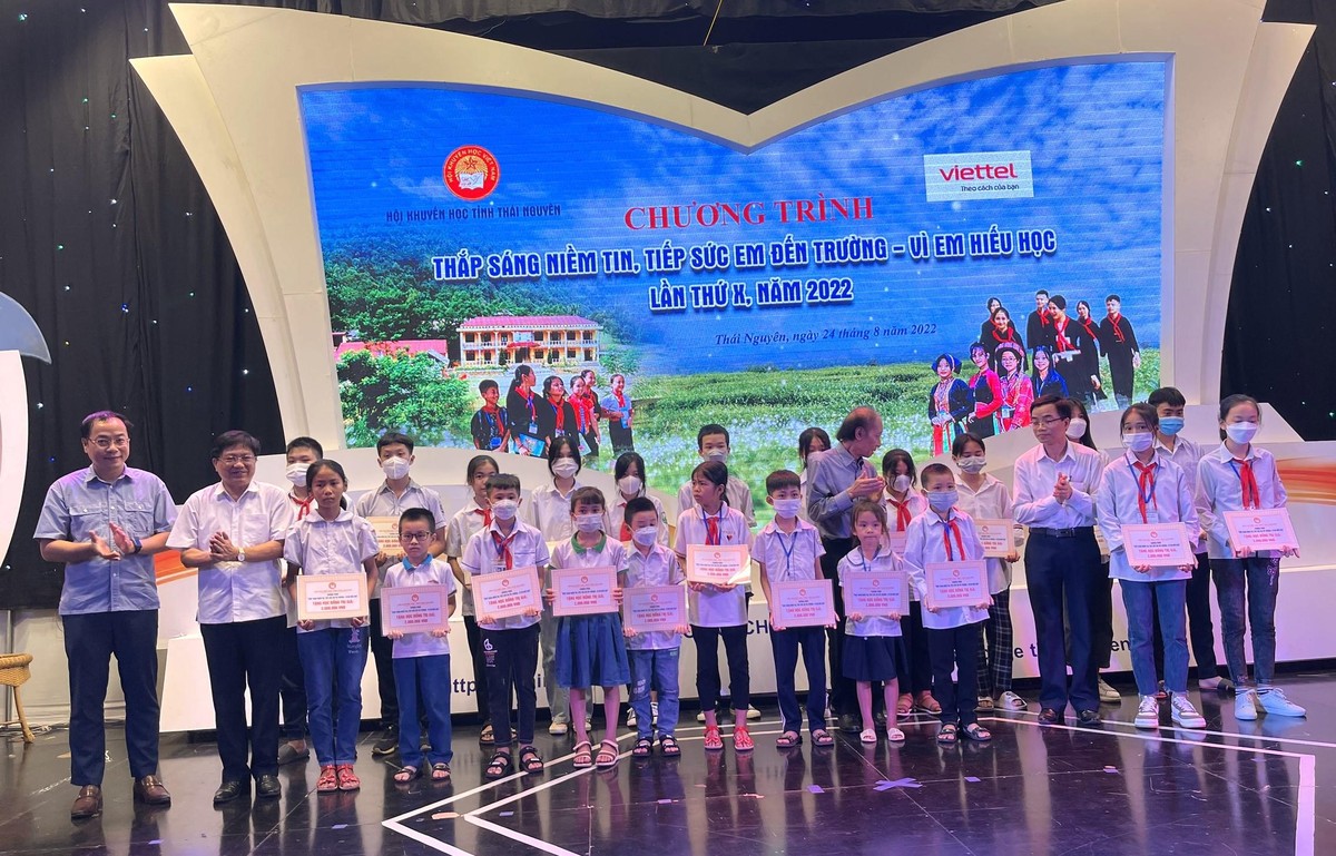 Đại diện Báo Kl99ok phiên bản mới cùng Quỹ Khuyến học Việt Nam trao học bổng tại Chương trình