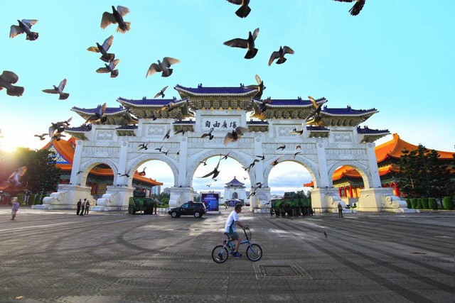 “Cháy tour”, dịch vụ tăng giá gấp 3, khách vẫn ùn ùn đi du lịch ảnh 1