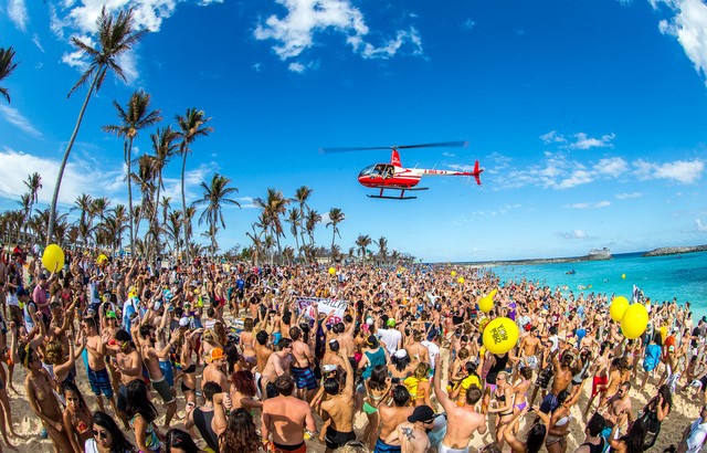 Bãi biển South Beach đôi khi được gọi là Sobe, là khu phố ven biển ở Miami. Nơi này được biết tới là thị trấn với những bữa tiệc ngày đêm xuyên suốt. Bởi vậy, không có gì lạ khi Sobe trở thành điểm nóng hút du khách trẻ tới chụp hình.