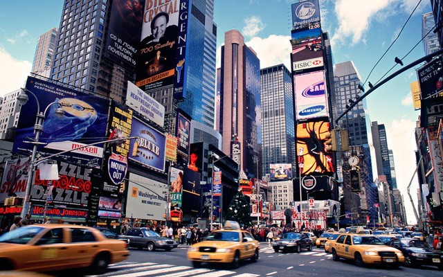 Quảng trường Thời Đại là một trong những nơi dễ nhận biết nhất ở New York, với giao lộ bận rộn đủ mọi loại hình giải trí, quảng cáo. Đặc biệt vào dịp năm mới, lễ hội đếm ngược cùng quả cầu pha lê đã trở thành truyền thống của nơi này, thu hút hàng triệu lượt khách.