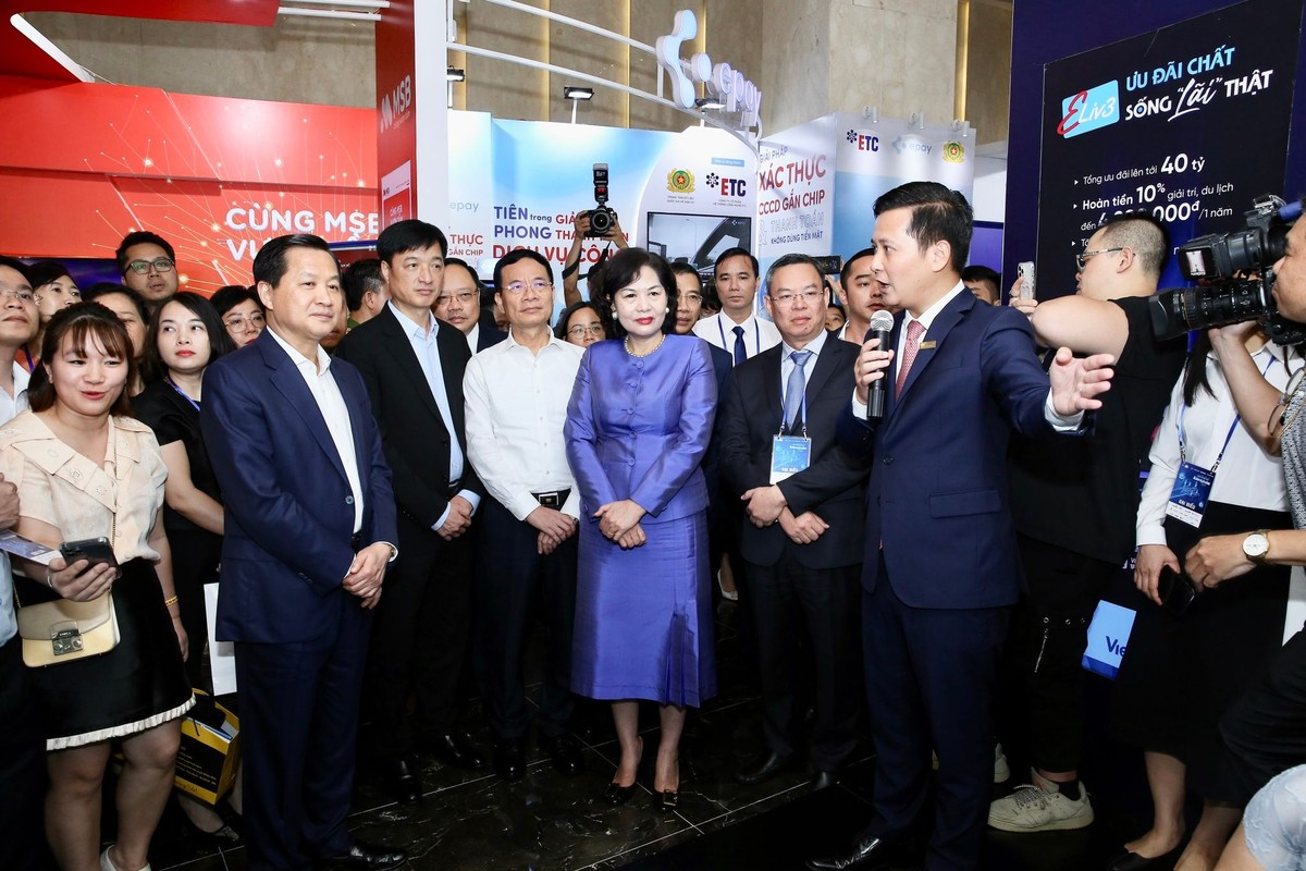 Phó thủ tướng Lê Minh Khái, Thống đốc Nguyễn Thị Hồng cùng các đại biểu tham quan gian hàng của VietinBank