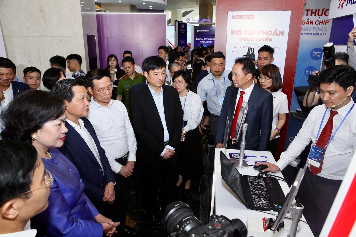 Phó thủ tướng Lê Minh Khái, Thống đốc Nguyễn Thị Hồng cùng các đại biểu tham quan gian hàng của Agribank.