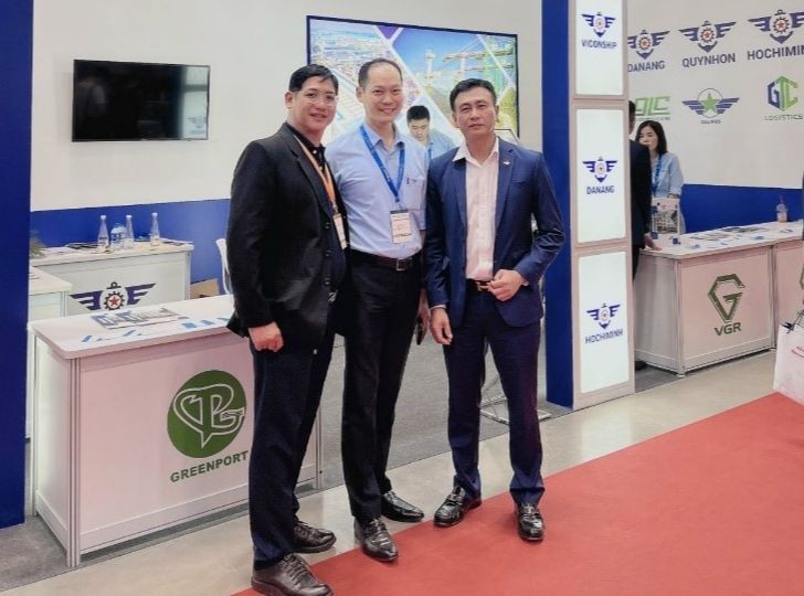 Tổng giám đốc VSC Cáp Trọng Cường đón tiếp khách thăm quan gian hàng của VSC tại Triển lãm Logistics