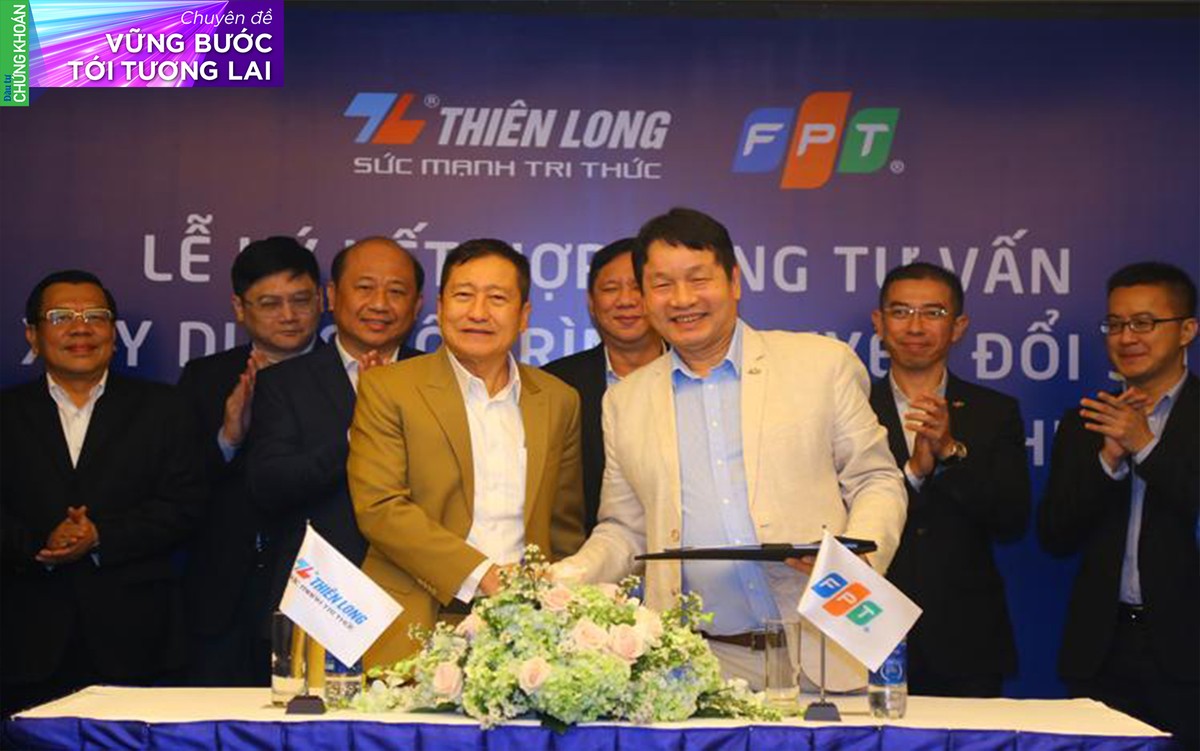 Ông Cô Gia Thọ, Chủ tịch HĐQT Kl994 game bài casino hấp dẫn Thiên Long (bên trái) và ông Trương Gia Bình, Chủ tịch HĐQT FPT (bên phải) ký kết hợp đồng Tư vấn lộ trình chuyển đổi số toàn diện. Từ 2020 đến nay tỷ lệ tự động hóa trong các nhà máy Thiên Long đạt hơn 78%. Một số quy trình vận hành được số hóa, giúp tiết kiệm thời gian, chi phí và nhân lực.