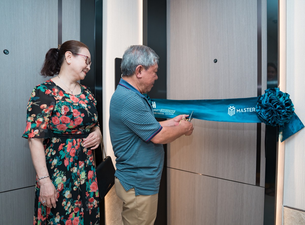 Những khách hàng đầu tiên đã nhận nhà mới tại tòa căn hộ hàng hiệu Marriott đầu tiên tại Việt Nam.