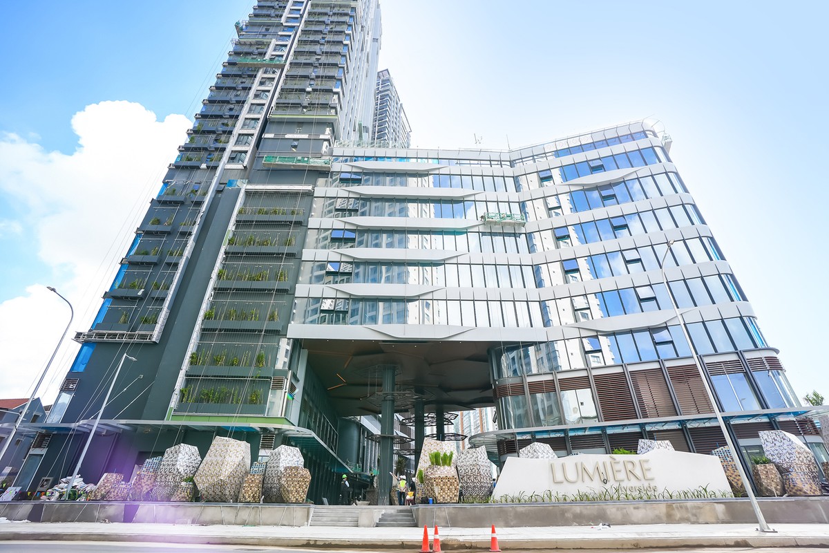 Cảnh quan dự án LUMIÈRE riverside ban ngày. Công tác thi công được triển khai đến tầng cao nhất, chuẩn bị đón cư dân và nhân viên khối văn phòng cuối 2023. Ảnh: Quốc Huy