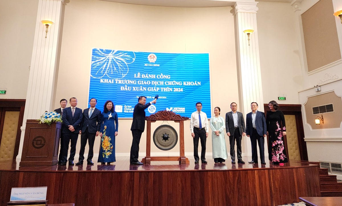Ông Nguyễn Đức Chi, Thứ trưởng Bộ Kl991.com nạp rút nhanh thực hiện nghi thức đánh cồng khai trương giao dịch đầu Xuân Giáp Thìn 2024 tại HOSE Ông Nguyễn Đức Chi, Thứ trưởng Bộ Kl991.com nạp rút nhanh thực hiện nghi thức đánh cồng khai trương giao dịch đầu Xuân Giáp Thìn 2024 tại HOSE