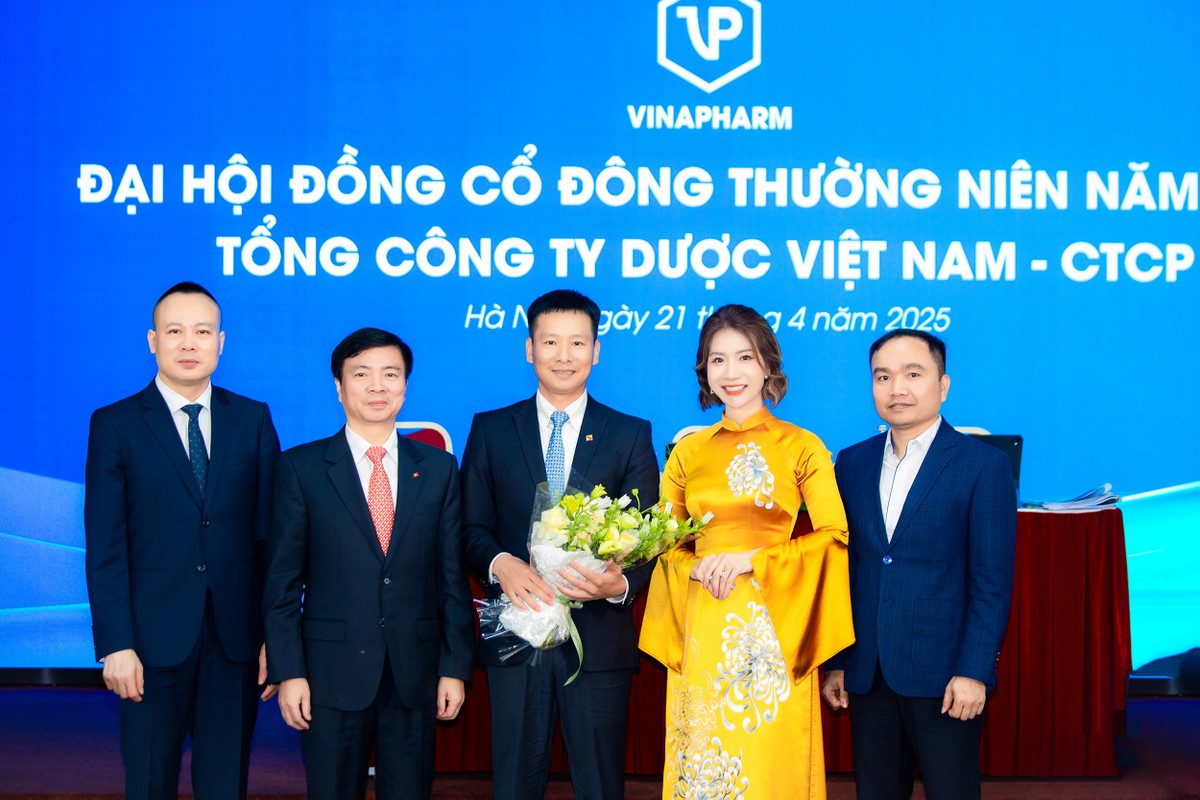Hội đồng quản trị chúc mừng ông Nguyễn Tiến Dũng - Thành viên Hội đồng quản trị được bầu bổ sung tại Đại hội Hội đồng quản trị chúc mừng ông Nguyễn Tiến Dũng - Thành viên Hội đồng quản trị được bầu bổ sung tại Đại hội