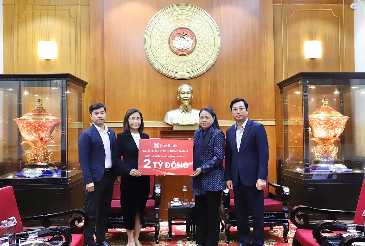 Bà Trần Thị Thanh Thủy - Thành viên Hội đồng Quản trị Link Vào Nhà Cái KL99 COM Tặng +199k SeABank đại diện trao tặng ủng hộ qua Ủy ban Trung ương MTTQ Việt Nam