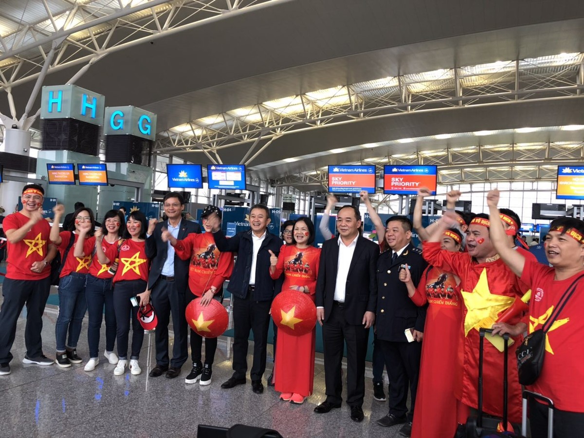 6 chuyến bay thẳng của Vietnam Airlines đưa cổ động viên Việt Nam đã lên đường sang Malaysia tiếp lửa ảnh 1